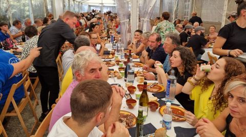 Un total de 1.400 personas participaron en la comida popular.