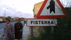 Un cartel de poboaci�n co top�nimo de Fisterra.