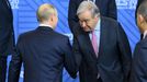 Guterres y Putin se saludan en la cumbre de los BRICS en Kazn.