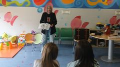 La ilusionista Lore Lavand, que est� afincada en Lugo, ofreci� un espect�culo de ilusionismo y narraci�n para los pacientes ingresados en la planta de Pediatr�a del HULA.