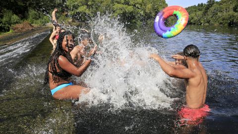 J�venes disfrutando de un ba�o en el Piago