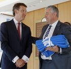 Feijoo, con Parga y las 6 banderas de Barreiros.