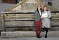 Mar�a Canosa y Concha Blanco al t�rmino de la presentaci�n de su libro ayer en Cee. 