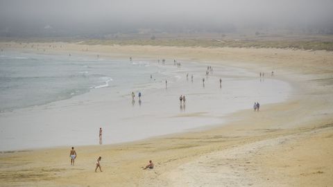 La playa de A Lanzada amaneci� ayer entre nieblas