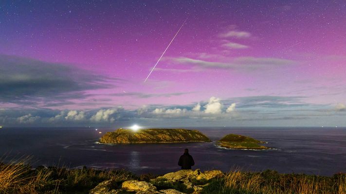 Auroras boreales esta noche desde el Cabo de San Adri�n, en Malpica, con las Islas Sisargas al fondo. En la imagen, una estrella fugaz por la lluvia de estrellas Drac�nidas