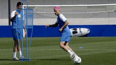 Ximo Navarro, junto a Miguel Loureiro, durante un entrenamiento de esta semana en Abegondo