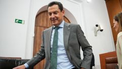 El presidente en funciones de la Junta y candidato del PP a la reelecci�n, Juanma Moreno, ocupa su esca�o durante la segunda jornada del debate de investidura con las replicas de los portavoces de los cinco grupos parlamentarios.