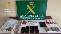 Las sustancias y objetos incautados fueron puestos, junto con los detenidos, a disposici�n judicial.
