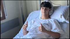 El jugador Brais Cangado tras ser operado del ligamento cruzado.