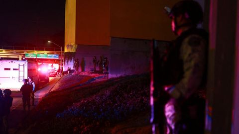 Miembros del Ej�rcito mexicano custodian una carretera en Guadalajara, Jalisco