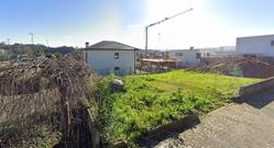 La finca, en primer plano, permite construir 186 metros cuadrados.