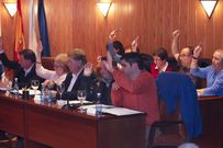 La oposici�n vota en contra del gobierno en un pleno. 