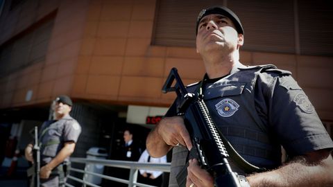 |efe.Miembros de la polic�a brasile�a custodian el hospital de Sao Paulo donde se intervino a Bolsonaro