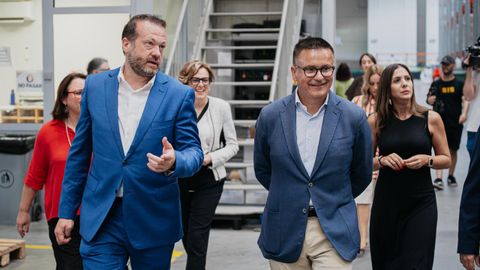 Artur Yuste y Jos� Gonz�lez durante su visita a las instalaciones del Grupo Cuevas, en la Cidade do Transporte de San Cibrao