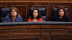 La ministra de Justicia Dolores Delgado; la de Defensa, Margarita Robles; y la de Hacienda, Maria Jes�s Montoro, al inicio de la sesi�n de control al Ejecutivo que hoy se celebra el Congreso