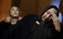 Bego�a Salazar y Mar�a Jos� Conchado, viuda y madre, respectivamente, del apu�alado. 