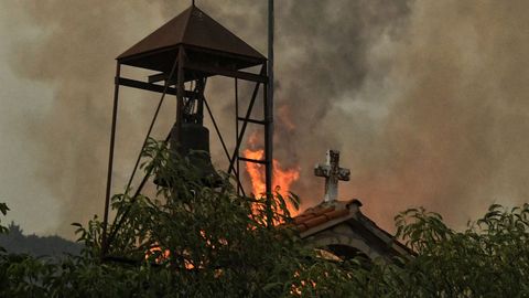 Incendio en Karteri, en Grecia