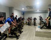 Los jugadores del Boiro, esta semana, durante una clase de �spinning� en el gimnasio Ozono, a�n siguen completando su preparaci�n f�sica.