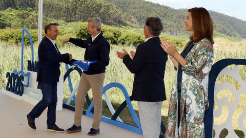 El alcalde de Xove, que ejerci� de anfitri�n en el acto, recibi� la bandera azul de Esteiro de manos de Rueda