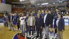 Moncho V�zquez, el  eterno  utillero del COB recibi� el aplauso en pie del Pazo Paco Paz y el respaldo de directivos y jugadores del equipo actual.