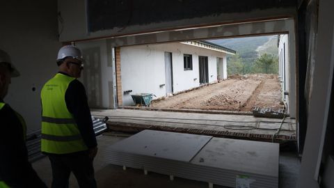 Obras en un edificio de la base de la BRIF de Laza.