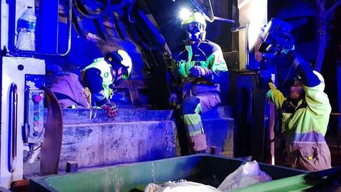 Momento en que los bomberos sacaban el cad�ver del cami�n.