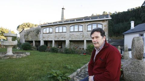 Francisco Pieiro, en el jardn de su casa de Cervo