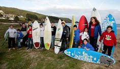 Grupo de surfistas que despidieron el a�o 2011 el s�bado en aguas de la playa de Abrela.