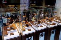 Expositores vac�os en el escaparate de la joyer�a Kronometry de Cannes tras el robo de ayer.
