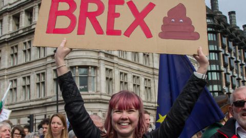 Una mujer sostiene un cartel contra el �brexit�, durante la marcha celebrada en Londres
