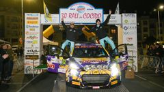 Brais Mir�n (izquierda) y Daniel Berdom�s (derecha) celebran la victoria en el Rali do Cocido de Lal�n.