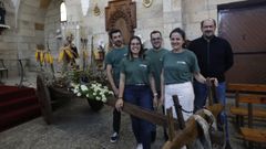 Jonatan Veiga, Abel Gonz�lez, Ainara V�zquez y Ant�a G�mez, con el p�rroco de Punx�n Jos� V�ctor Bern�rdez