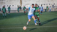 Viturro, autor del sexto gol del Cidade de Ribeira, en un lance del juego durante partido disputado en A Fieiteira.