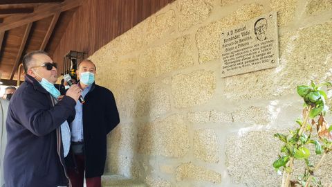 El alcalde leyó la placa en la que los vecinos agradecen la labor del que fue párroco de Sandiás durante las últimas décadas