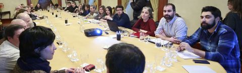 <span lang= es-es >Con las asociaciones</span>. El alcalde y sus concejales, con la ausencia del titular de Emprego, Alberto Lema, y la de Facenda, Mar�a Eugenia Vieito, se reunieron a puerta cerrada con las entidades vecinales para explicarles las bases de su proyecto de presupuestos. 