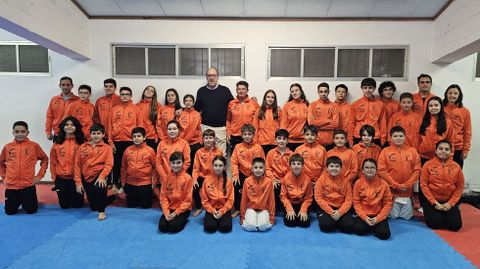 Eliseo L�pez, con los deportistas del River Stone y sus entrenadores.