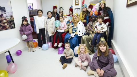 Los Reyes Magos visitan la delegaci�n de Pontevedra de La Voz de Galicia