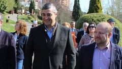 Por la izquierda, el abogado Juli�n Bravo