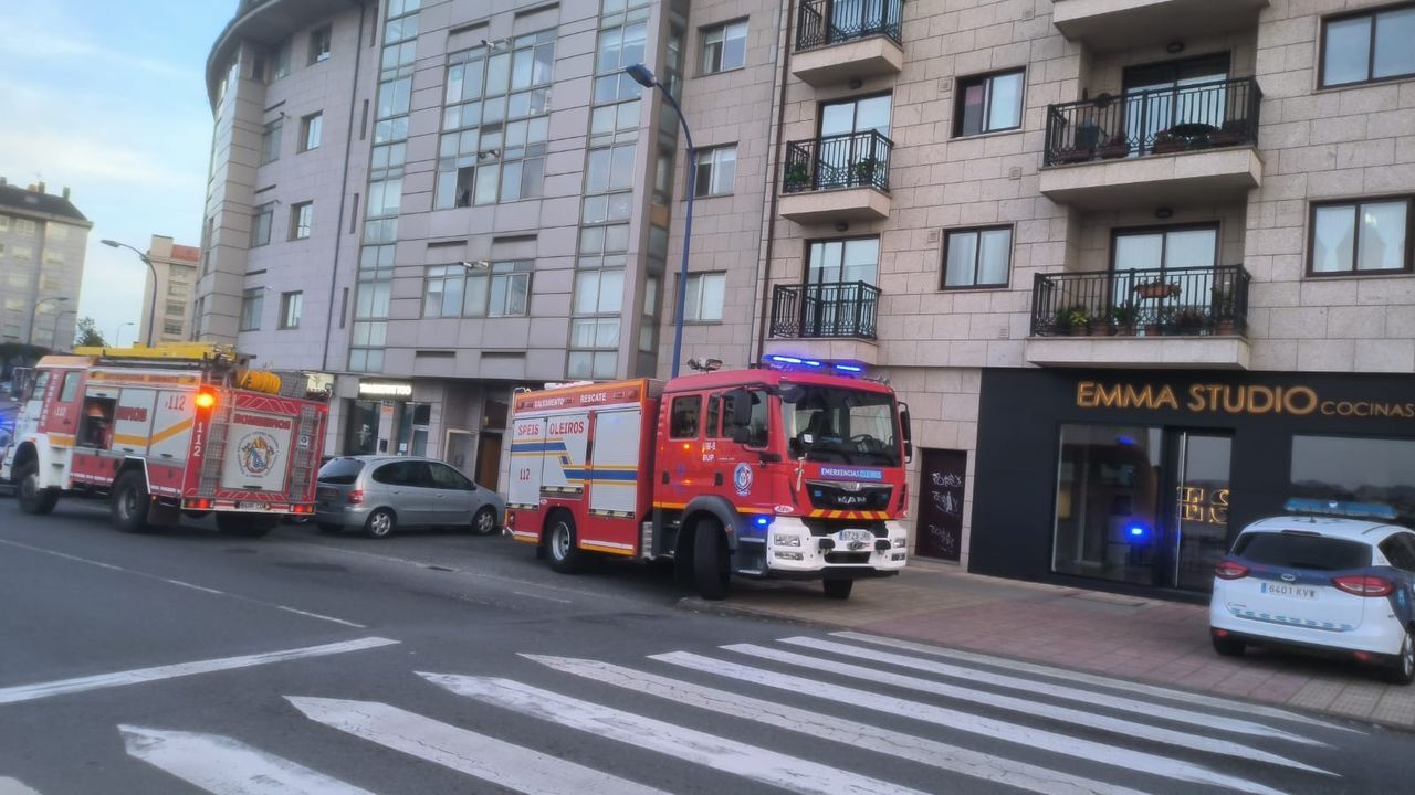 Los Bomberos de Oleiros colaboraron en la ventilación de un incendio en Culleredo y sofocaron otro en Santa Cristina