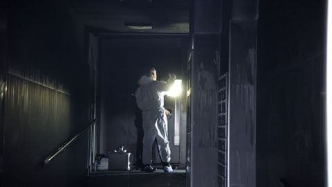 Agentes y t�cnicos en el edificio afectado tras el incendio