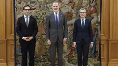 Carlos Cuerpo, vicepresidente primero; el rey Felipe VI y el ministro de Hacienda, Arcadi Espa�a
