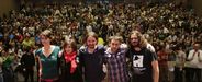 <span lang= es-es >La Marea en accin</span>. Rosa Martnez (Equo), Yolanda Daz (EU), Pablo Iglesias (Podemos), Xulio Ferreiro (Marea) y Antn Snchez (Anova) posan frente a las 1.500 personas que lograron entrar en el auditorio de Palexco para presenciar el gran mitin de la formacin. 