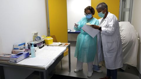 Imagen de archivo de personal del Hospital da Maria en pleno proceso de pruebas de coronavirus