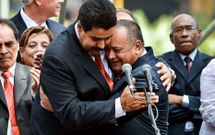 Maduro y Cabello se abrazan despu�s de decir que Ch�vez seguir� al frente del Venezuela.