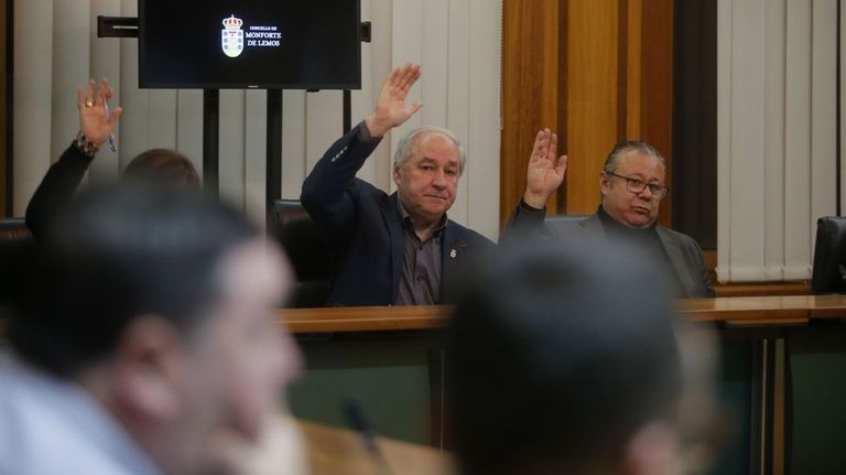 El alcalde, en el centro junto al portavoz del equipo de gobierno, durante la votaci&oacute;n.