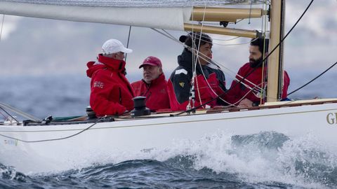 Juan Carlos I y la tripulaci�n del Brib�n 500, en una regata en Sanxenxo en el 2017