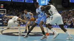 Mavra sufre la presi�n de Llull con Sakho y Garuba tratando de ganar la posici�n en la zona.