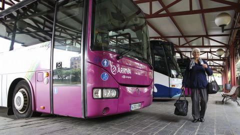 Viajera afectada en Carballo por la huelga del transporte