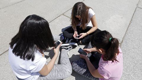 Adolescentes mirando el móvil