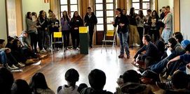 Alumnos y profesores acudieron a una reuni�n en Ames.
